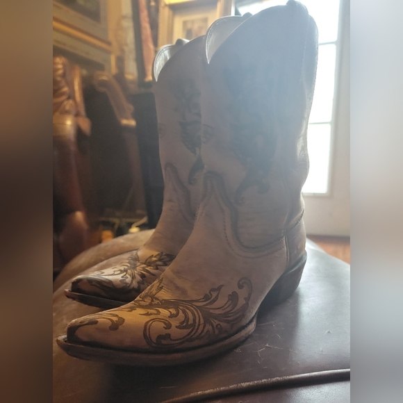 Ariat Women's Laser Etched Pegosa Steampunk Western Boots Size 6B - Picture 2 of 10